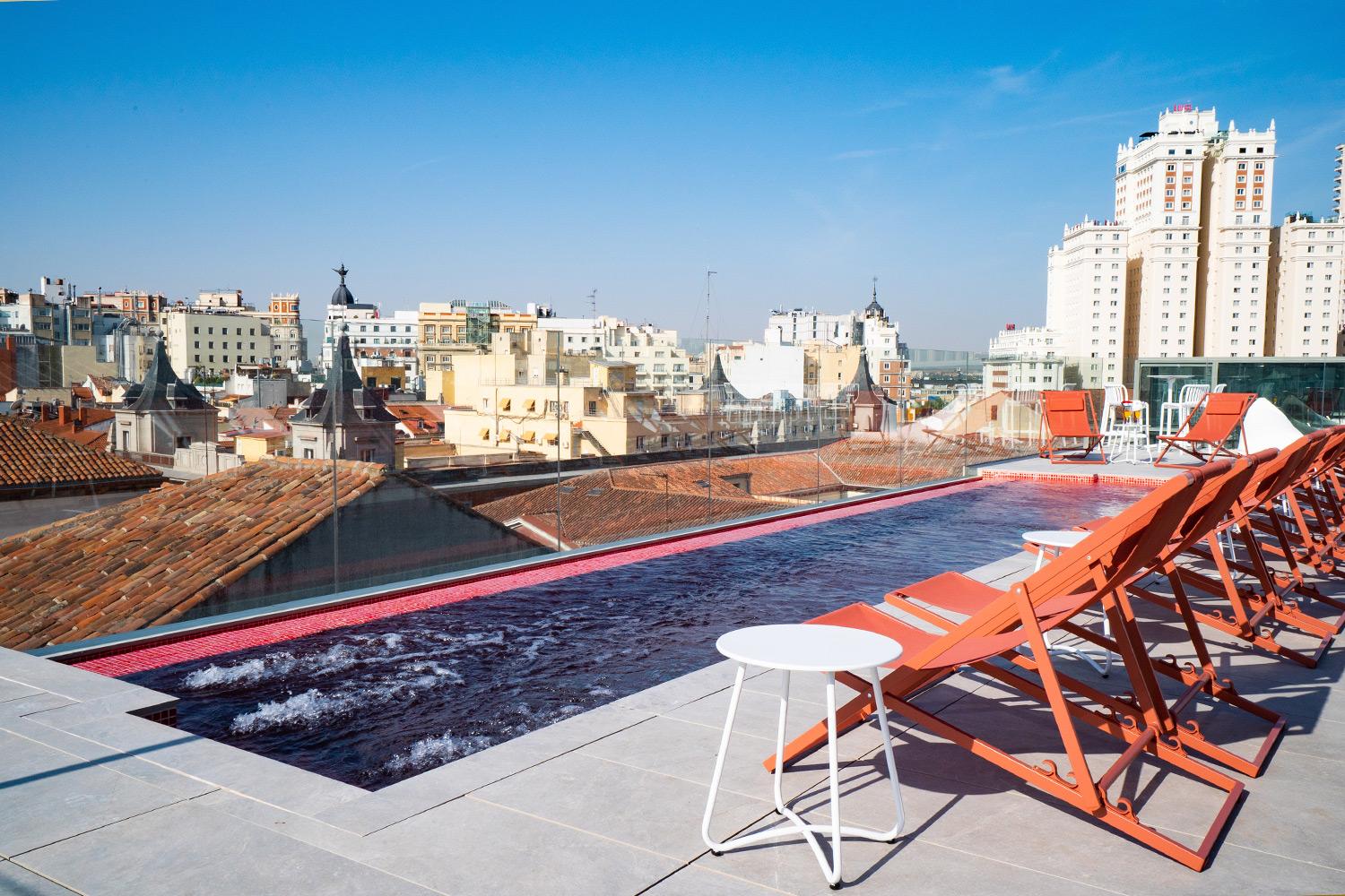 Terraza con piscina Hotel Akeah. Madrid